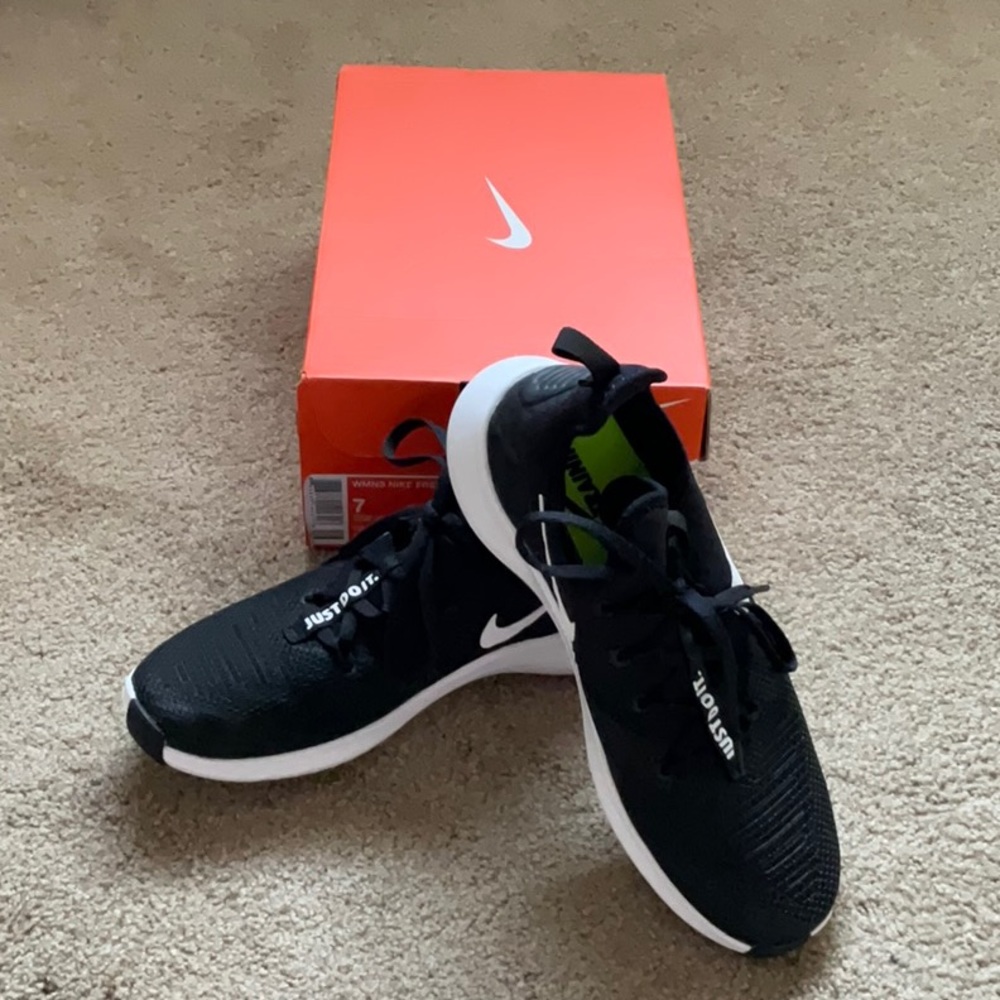 NWOT Size 7 Women’s Nike Sneakers
